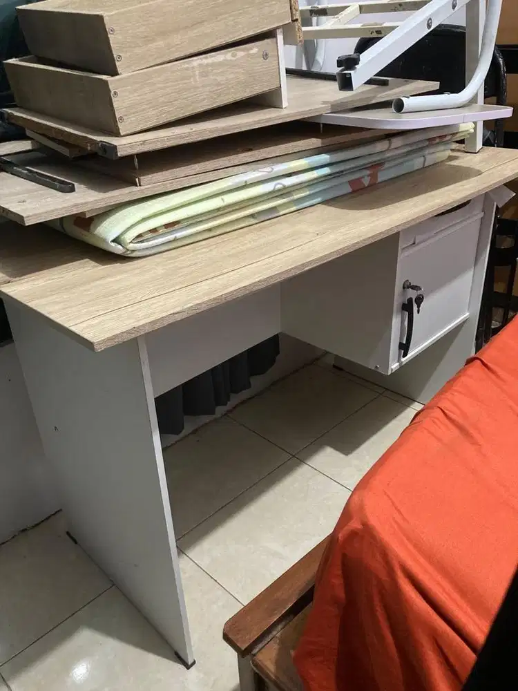 Meja kantor pribadi 120 putih