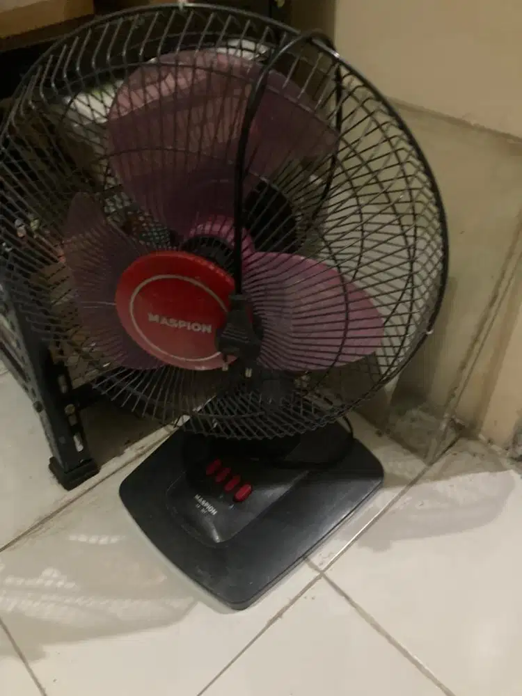 Kipas angin maspion merah hitam
