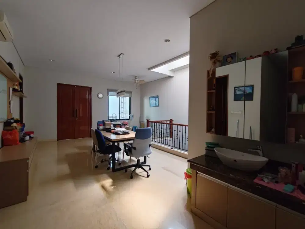 Rumah Permata Buana 3 Lantai, Bagus! Hadap Selatan!