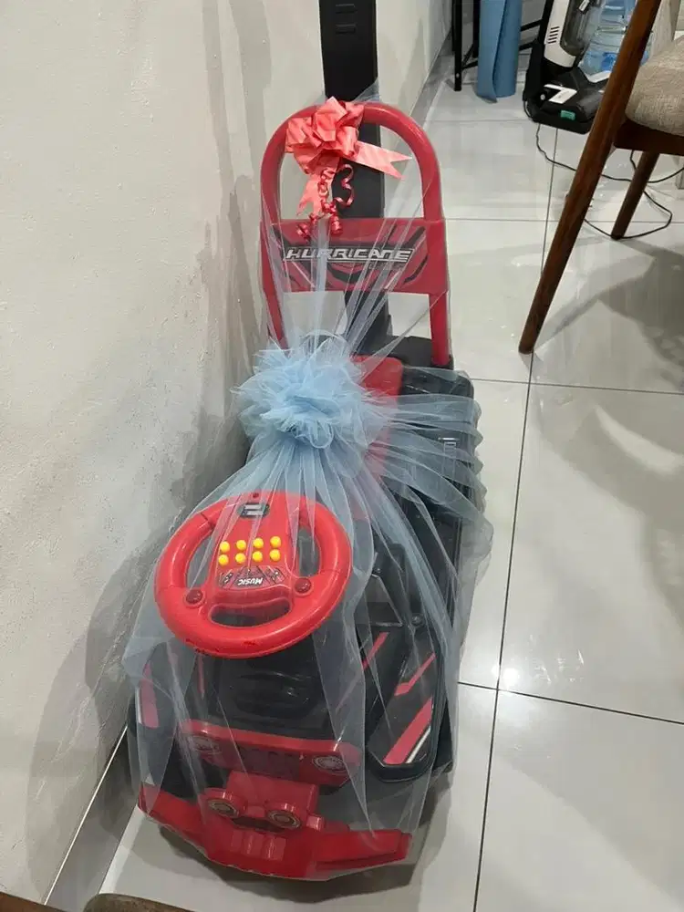 Mobil mobilan warna merah