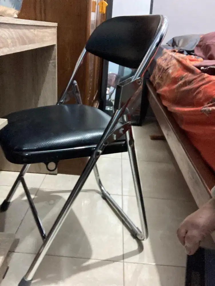 Kursi kantor hitam stainless bisa ditekuk