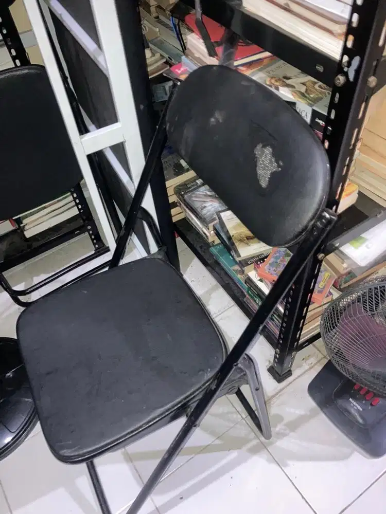 Kursi kantor hitam besi bisa ditekuk