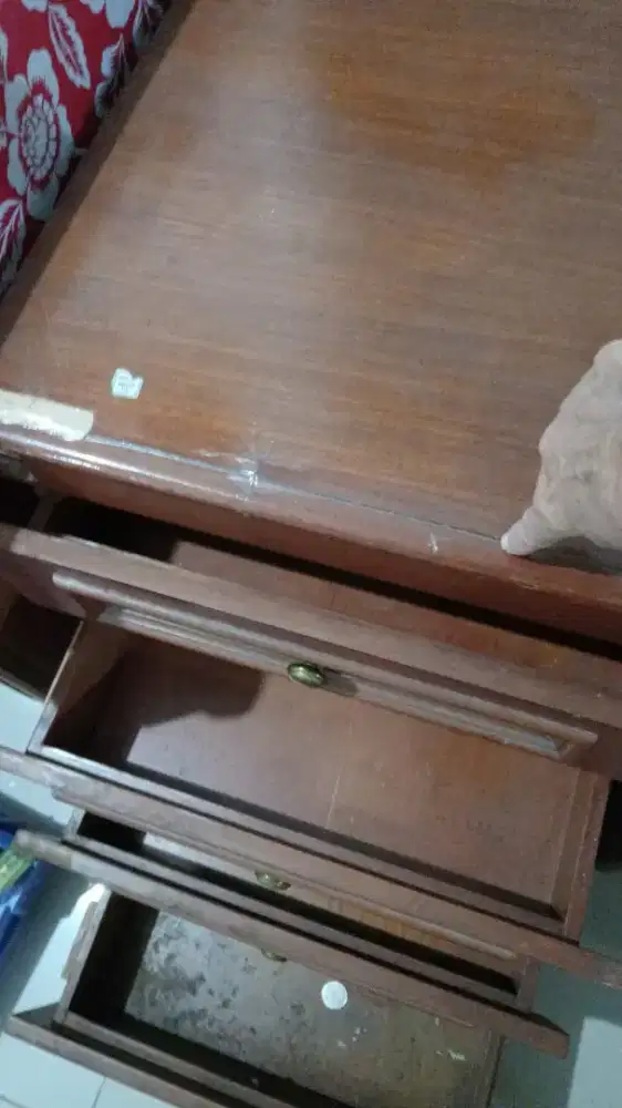 Meja kantor atas kaca dan laci kayu serba guna