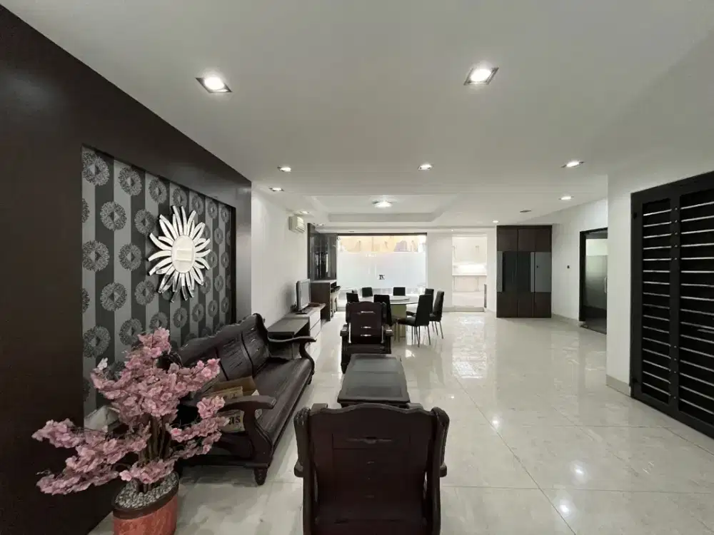 Villa di Komplek The Palace Polonia