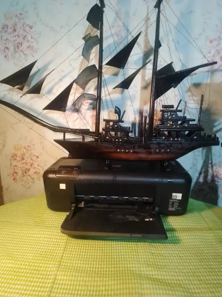 Miniatur kapal kayu tua