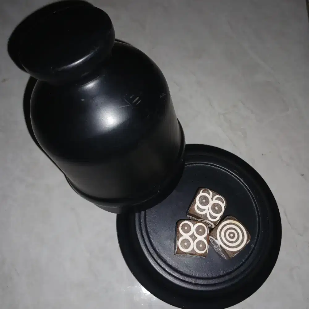 Alat permainan dadu koprok antik