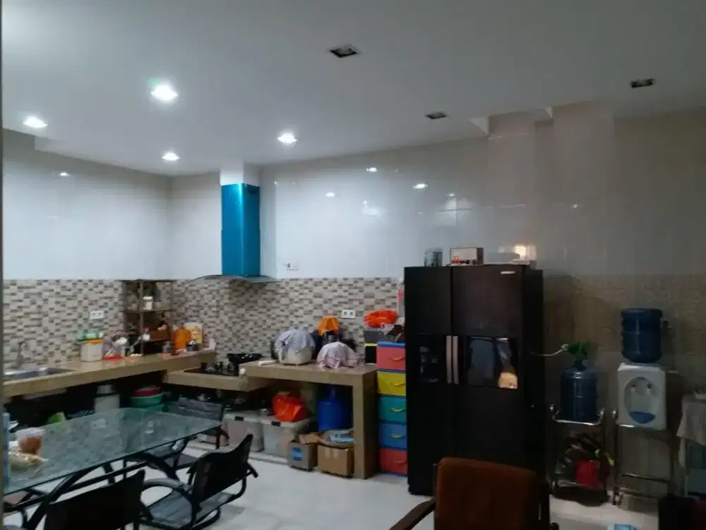 SIAP HUNI!! Rumah Taman Palem Lestari 3 Lantai Luas 90m2