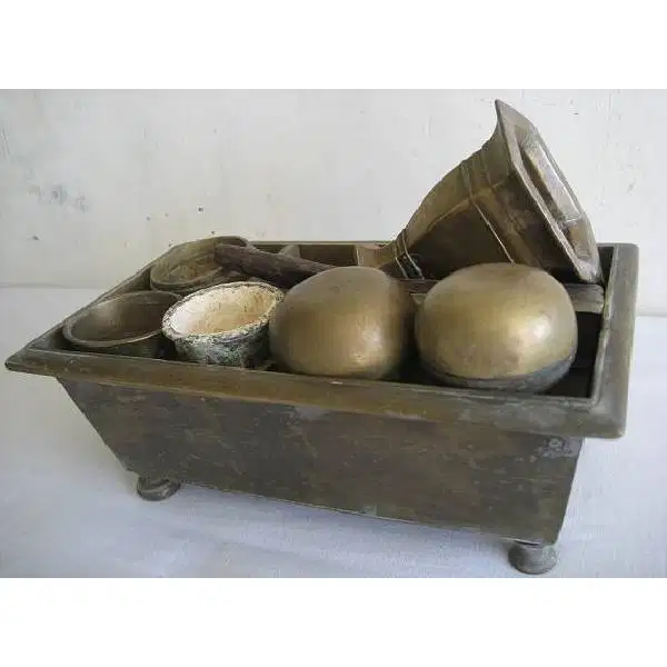 Kinangan kuningan antik berukuran besar model unik