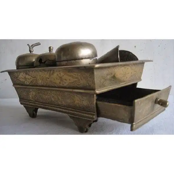 Kinangan kuningan antik 4 roda dan laci