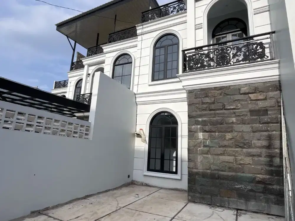FOR SALE!! Rumah Mewah Clasik Di Lokasi Strategis Dekat LRT Cibubur Bebas Banjir