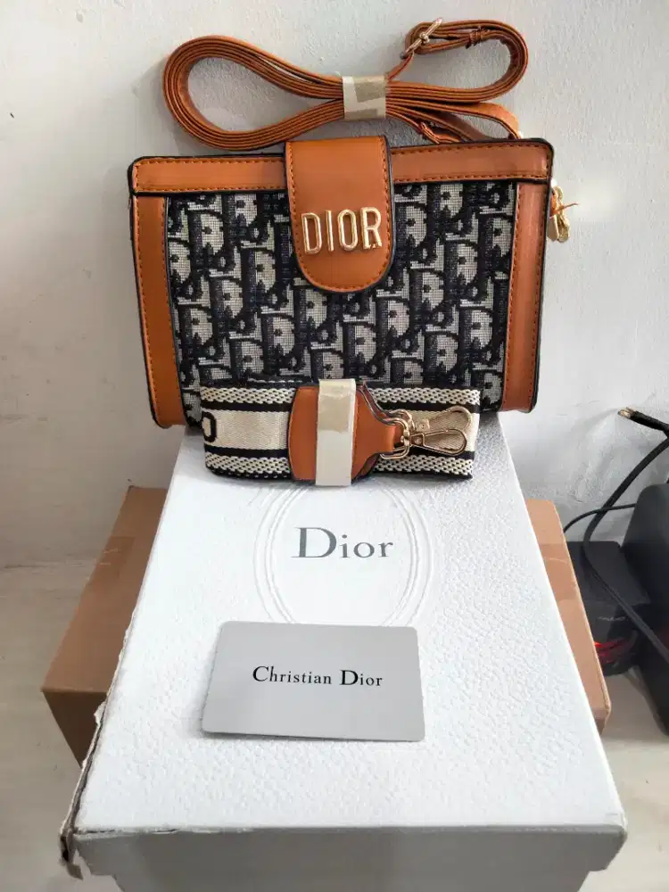 Tas Dior dijual cepat