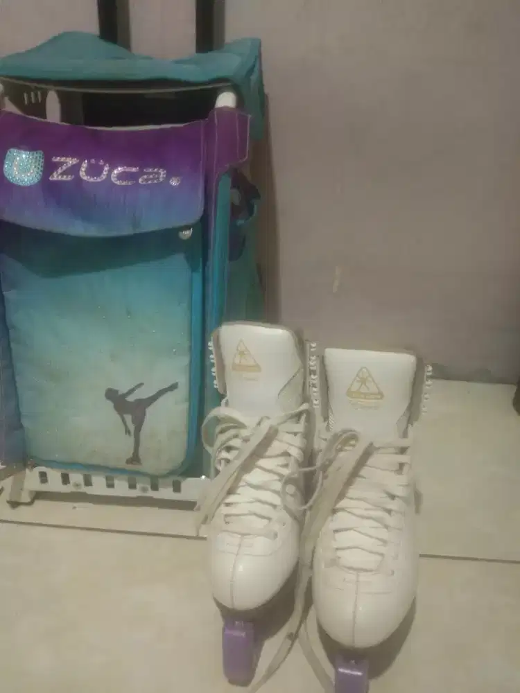 Sepatu ice skating