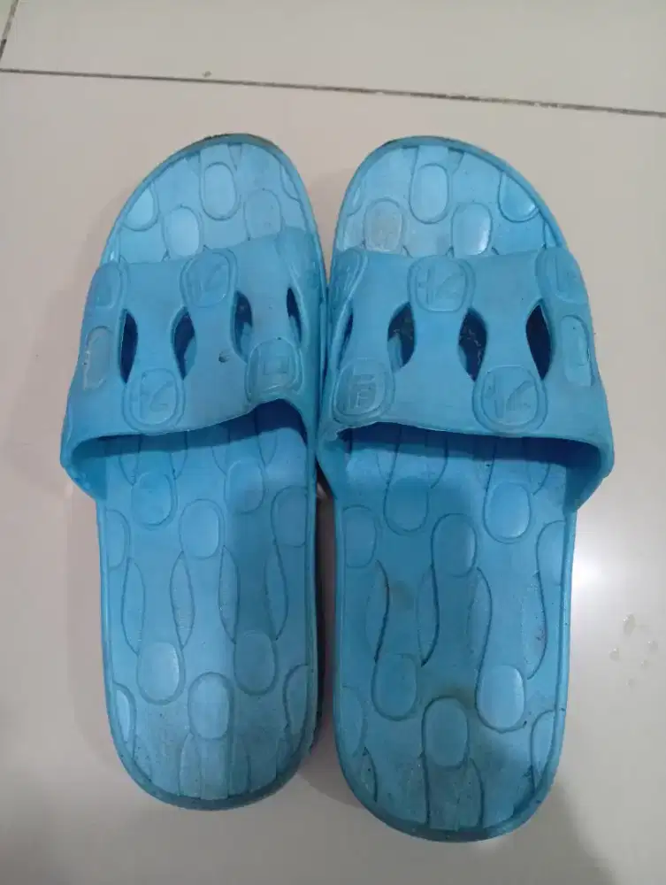 Di jual sandal bahan plastik. bahan bagus.