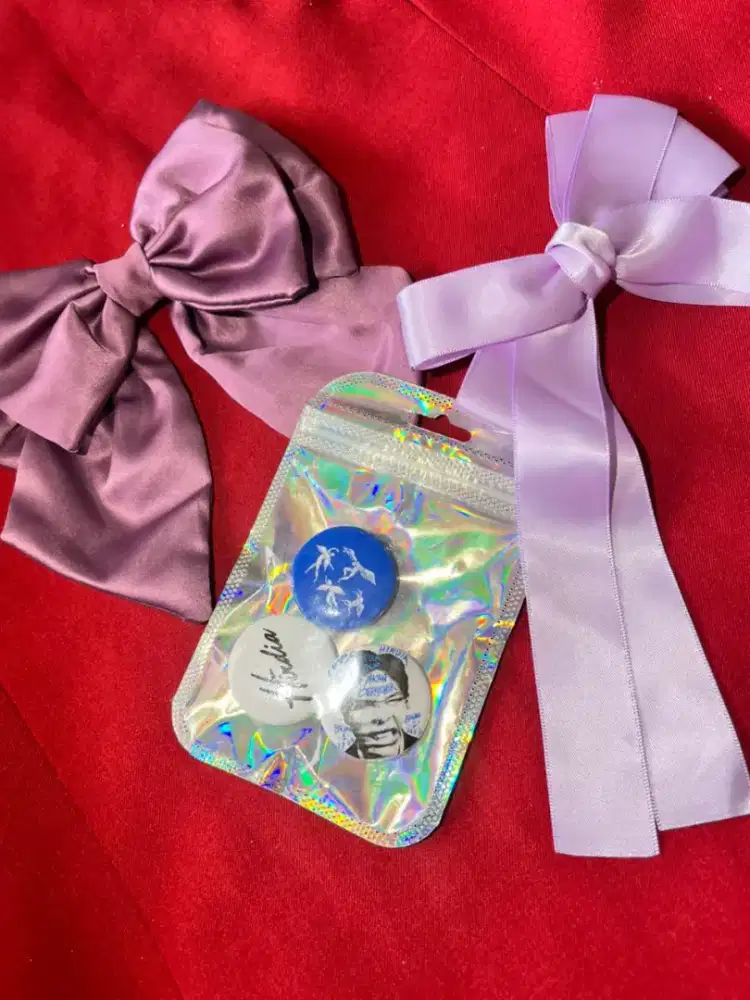 Paket Pin Eksklusif Motif Artistik dan Tipografi