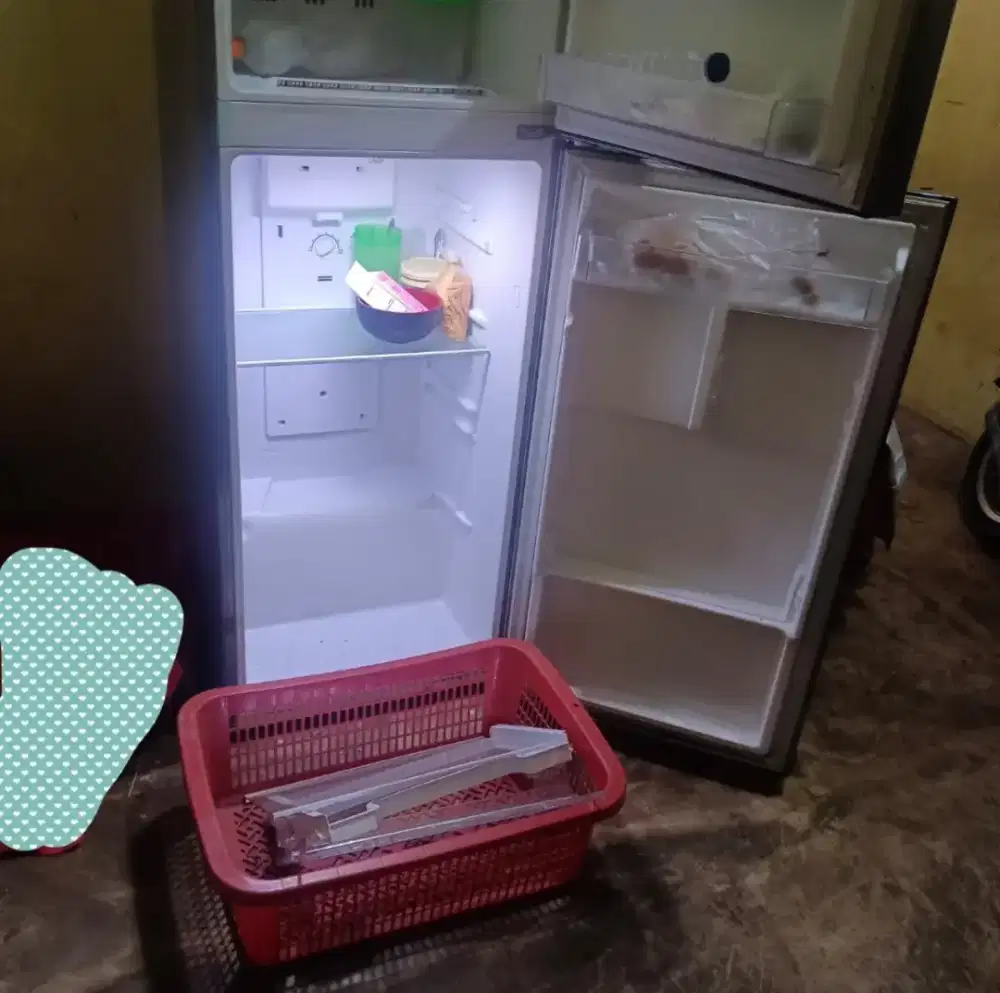 Di jual kulkas 2 pintu