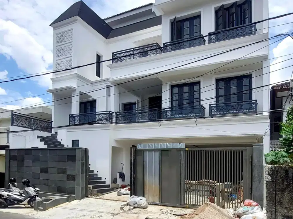 Rumah Baru Mewah 4 Lantai dengan Lift dan Swimpool di Kebayoran Baru