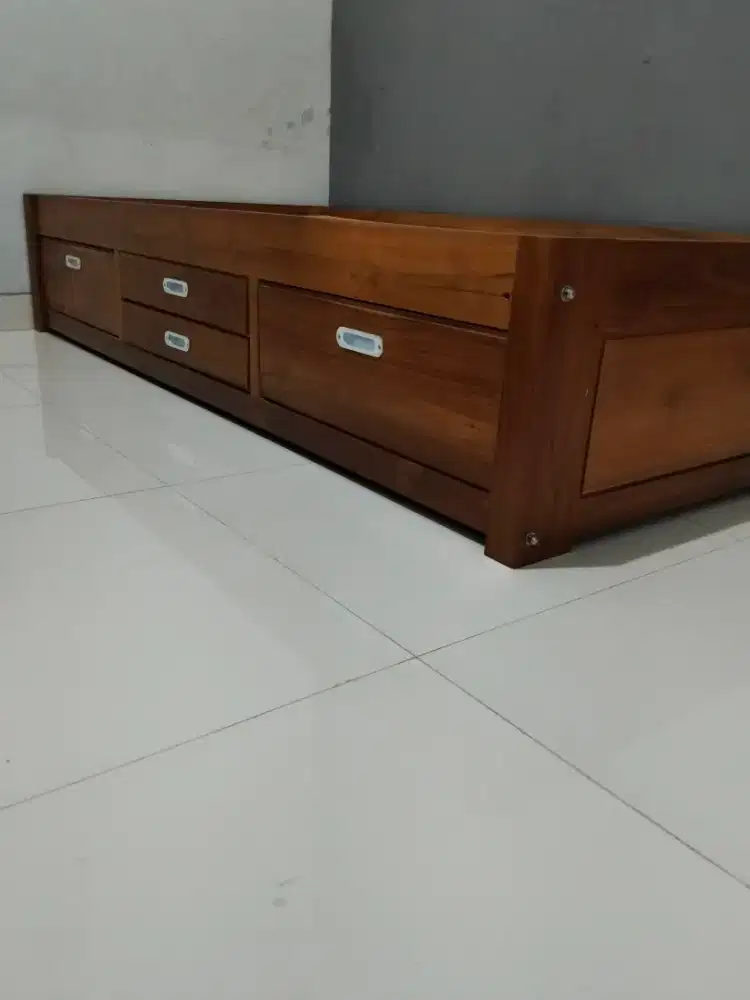 Tempat tidur kayu jati