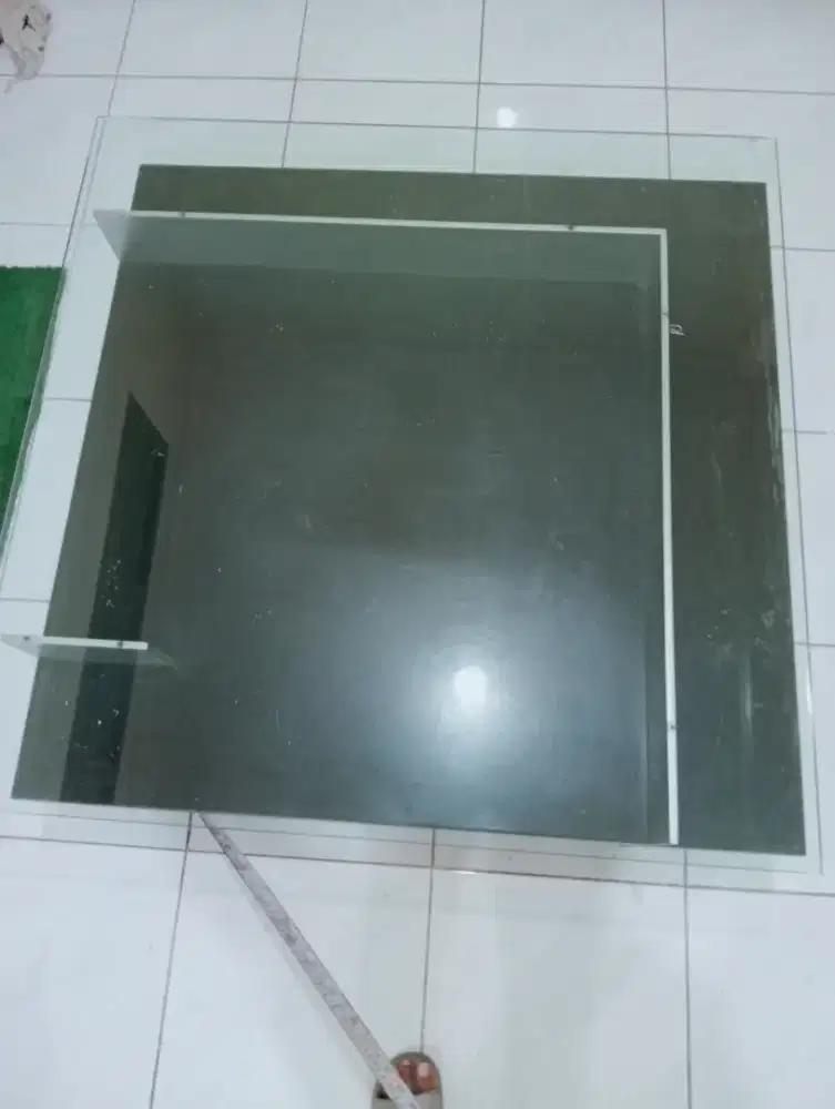 Meja kaca merek celini