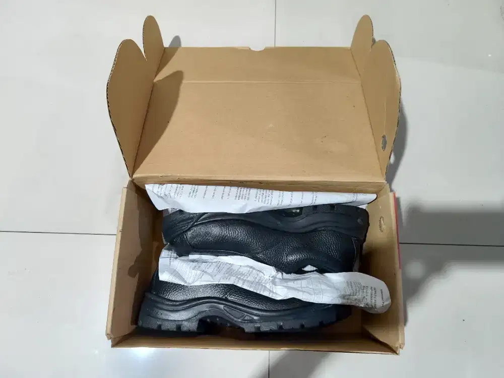Sepatu Safety ukuran 8 / 42