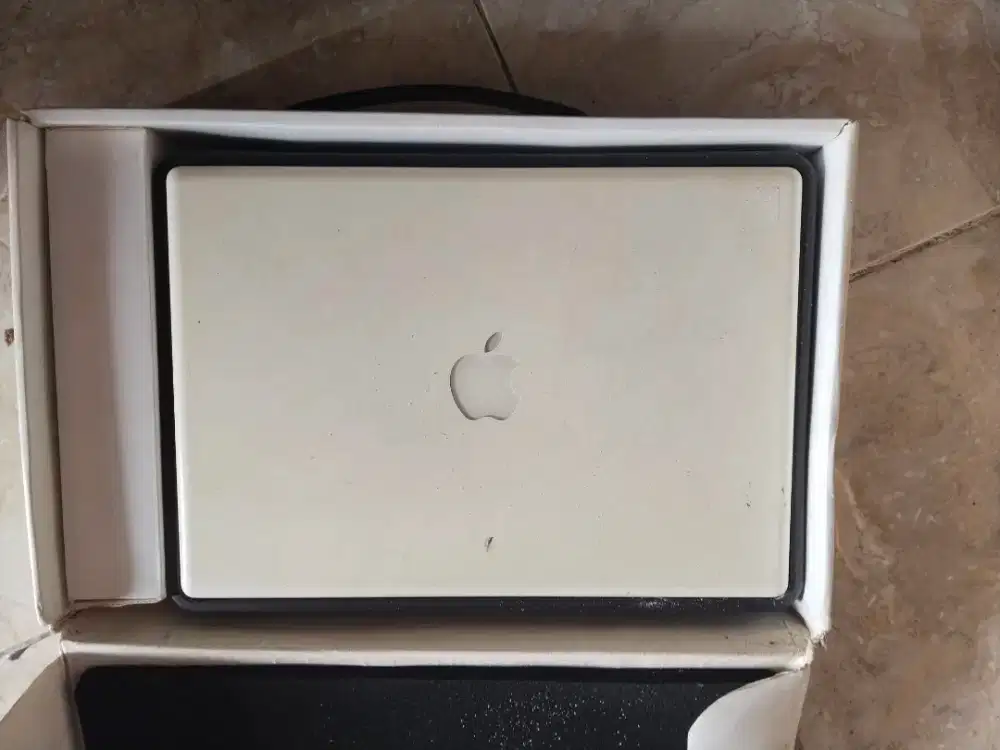 MacBook white matot Rusak