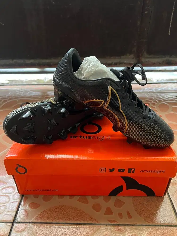 Sepatu bola anak ortus