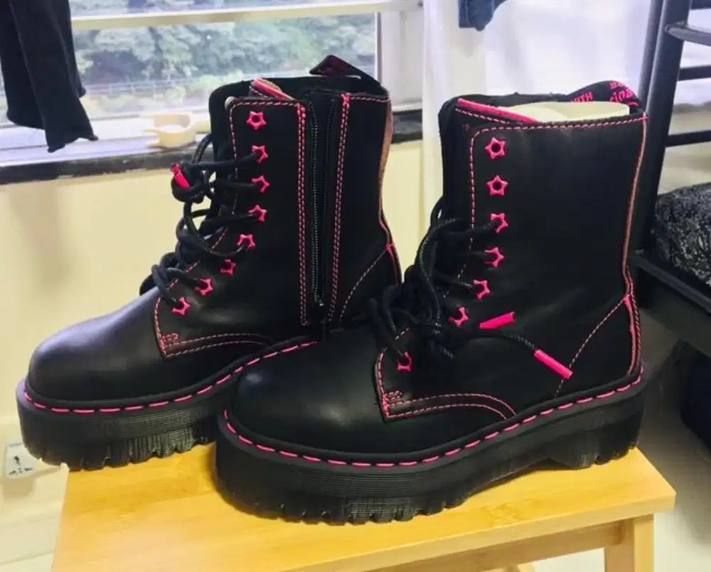 Dr. Martens Jadon Star