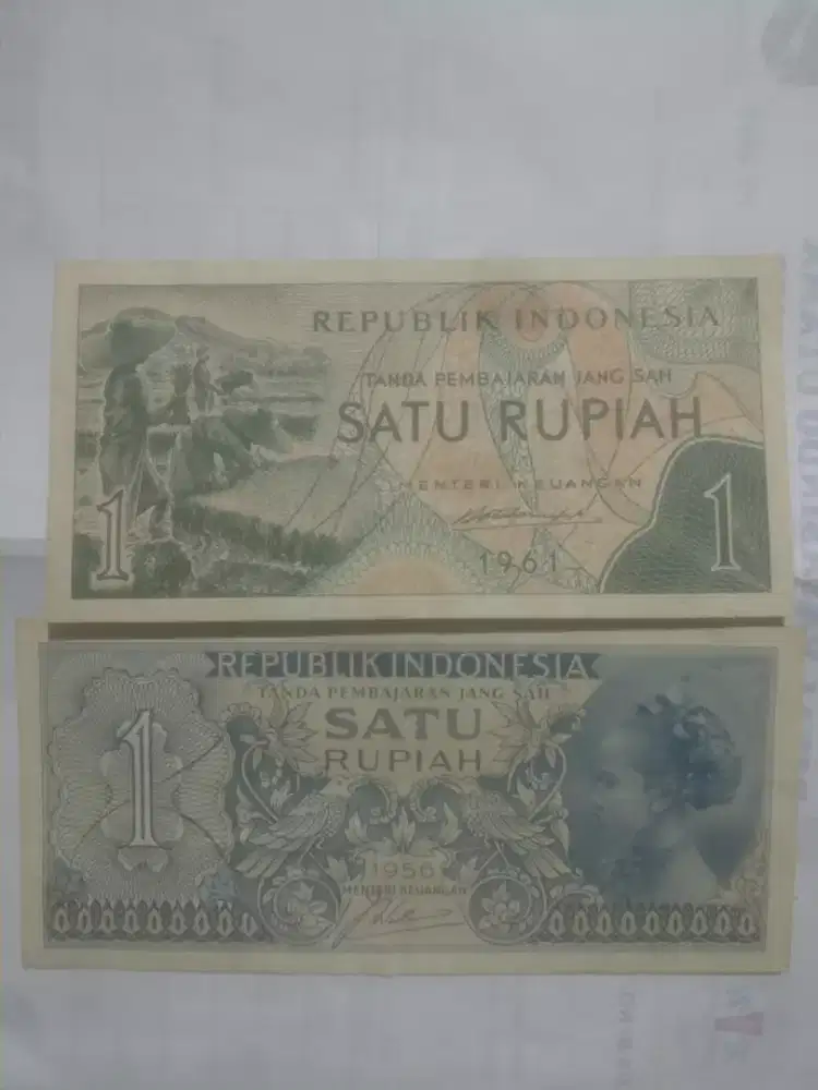 Dua lembar uang kuno