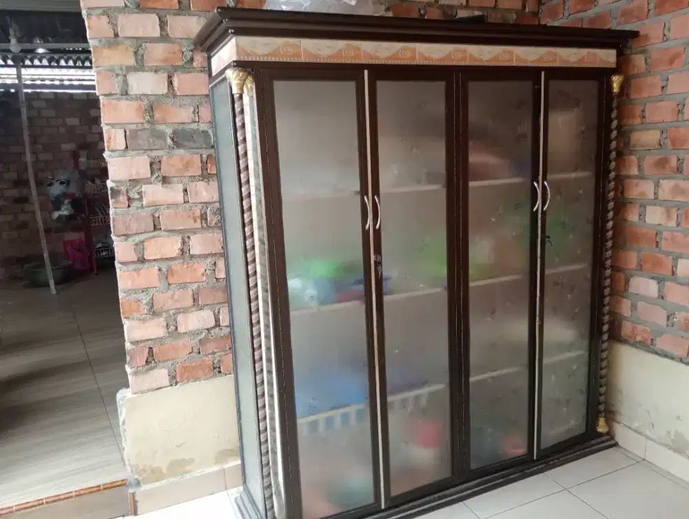 Lemari piring 4 pintu