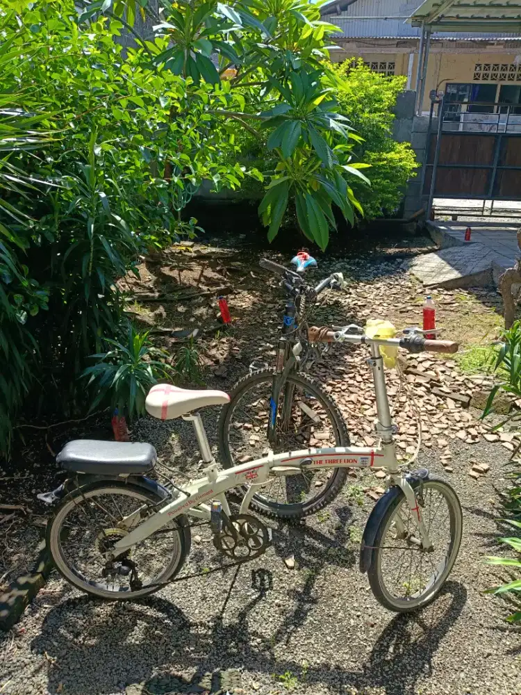 Sepeda lipat warna putih