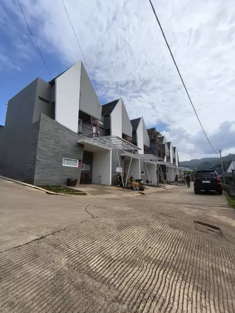 Rumah 2 Lantai di Kinarasty Padasuka