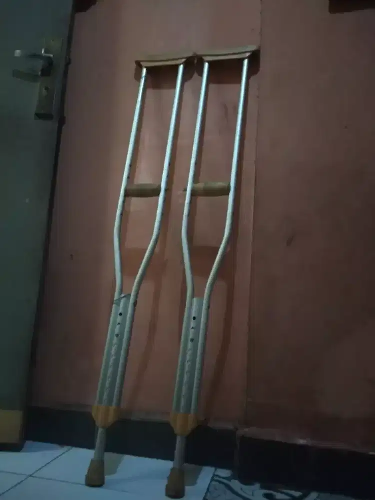 Tongkat alat bantu jalan