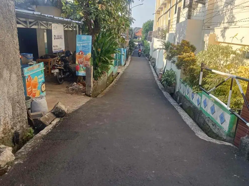 Rumah Lama Strategis Samping Sekolah