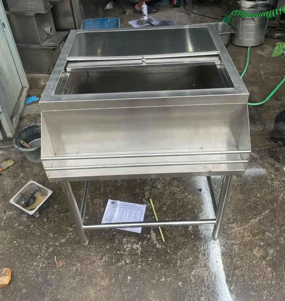 Ice Bin w/ Drink Station