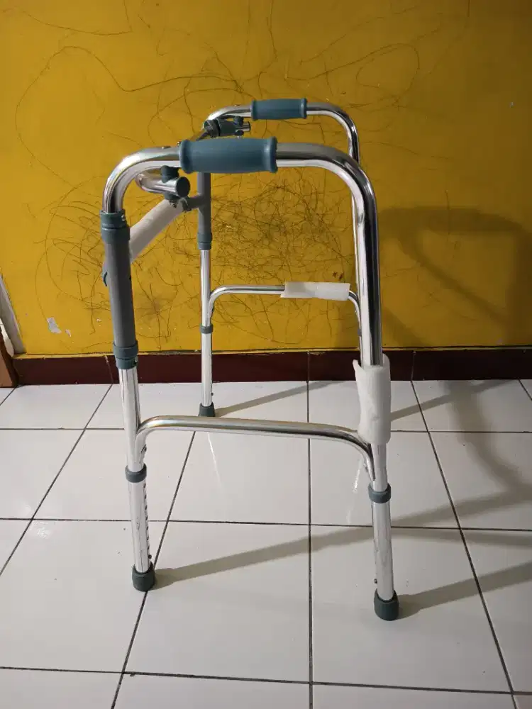 Dijual Alat Bantu Jalan Manula/Tongkat Empat Kaki fan Tiga Kaki
