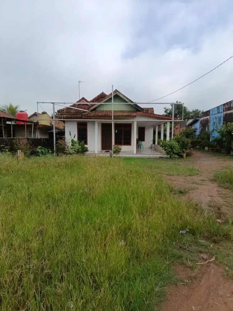 Rumah Pinggir Jalan Lintas