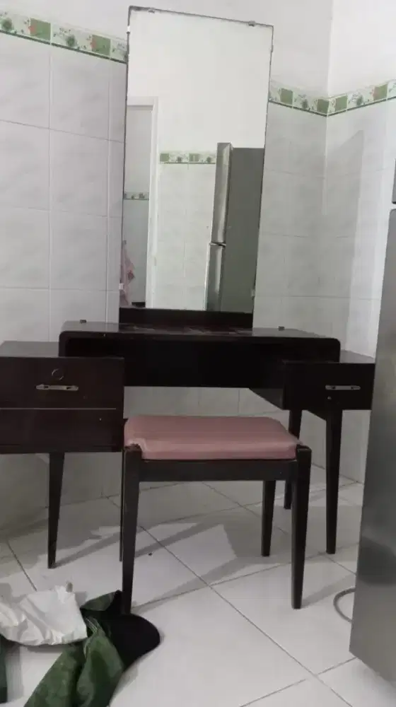 Meja Rias Jati dan Kursi Kuno Kokoh