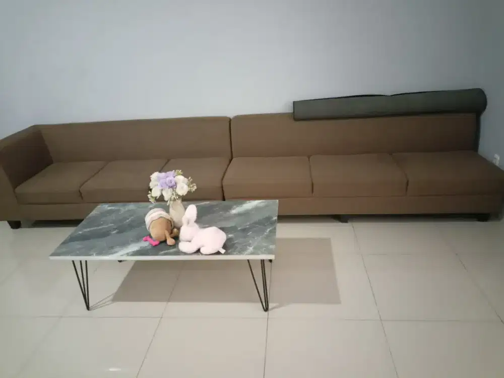 Sofa ruang keluarga warna coklat