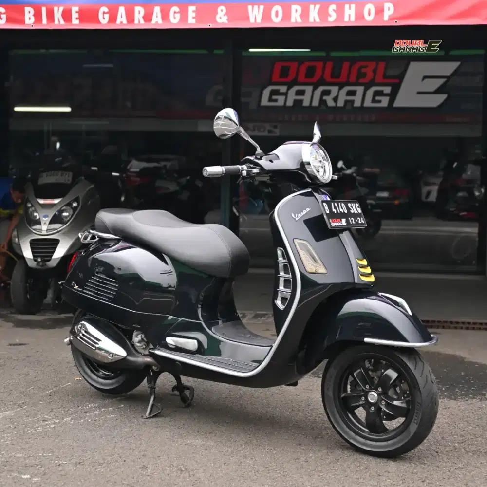 VESPA GTS 300 HPE HITAM 2019 LIKE NEW