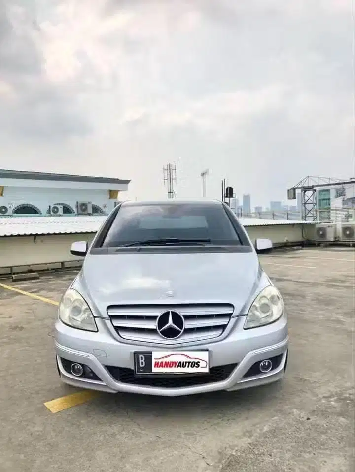 Mercedes Benz B180 Tahun 2010 Automatic Abu abu Metalik