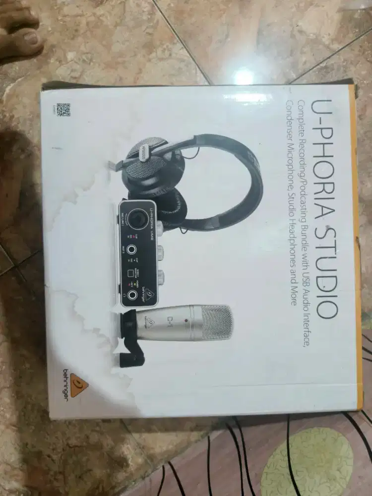 Behringer U-Phoria satu set