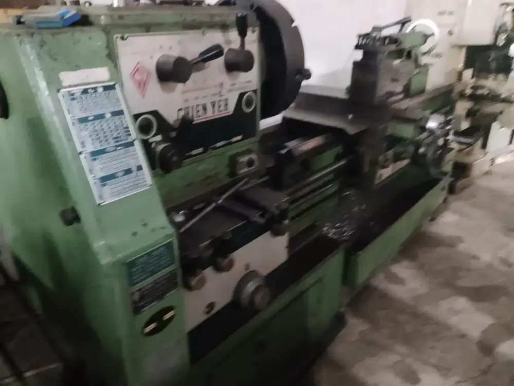 Mesin BUBUT CHIEN YEH