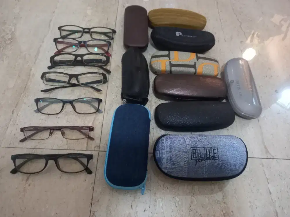 Kacamata dan tempat kacamata