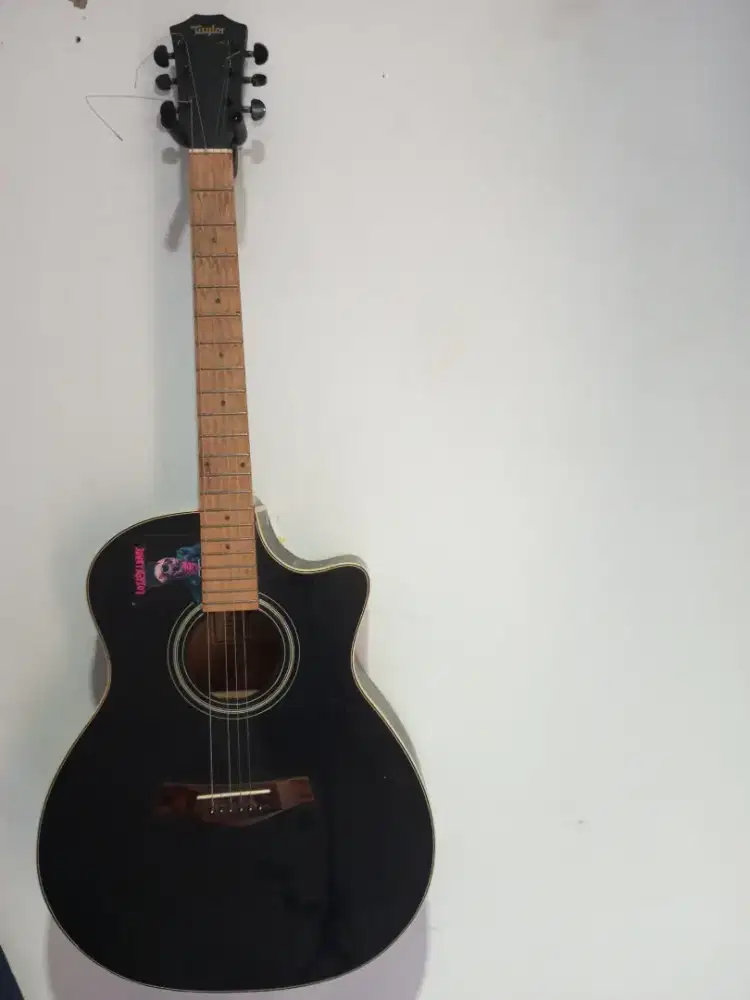 GUITAR AKUSTIK TAYLOR SECOND