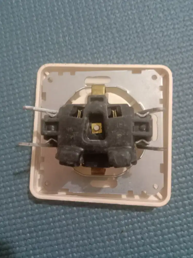 COLOKAN LISTRIK DINDING 1 LUBANG