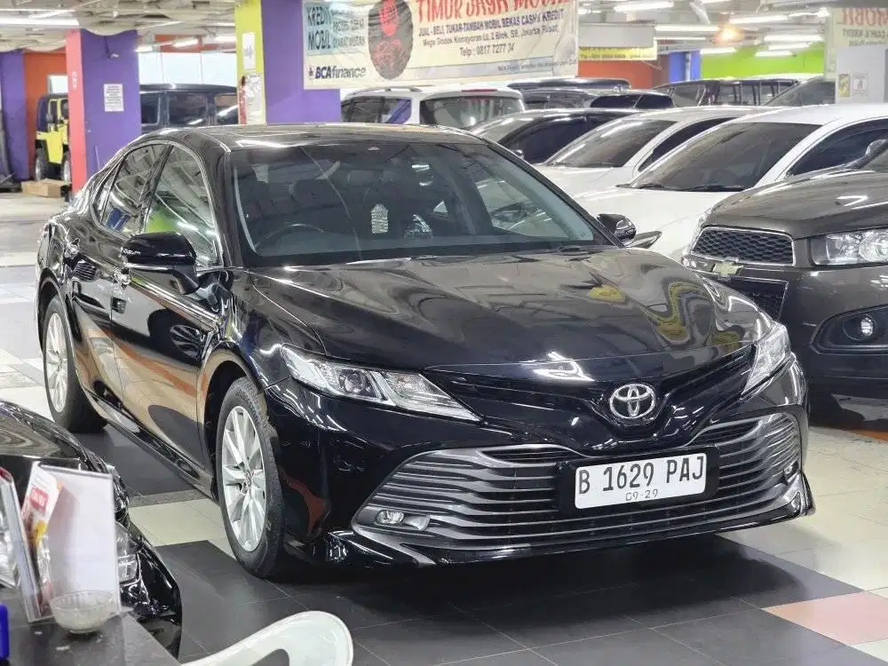 Toyota Camry V 2020 hitam