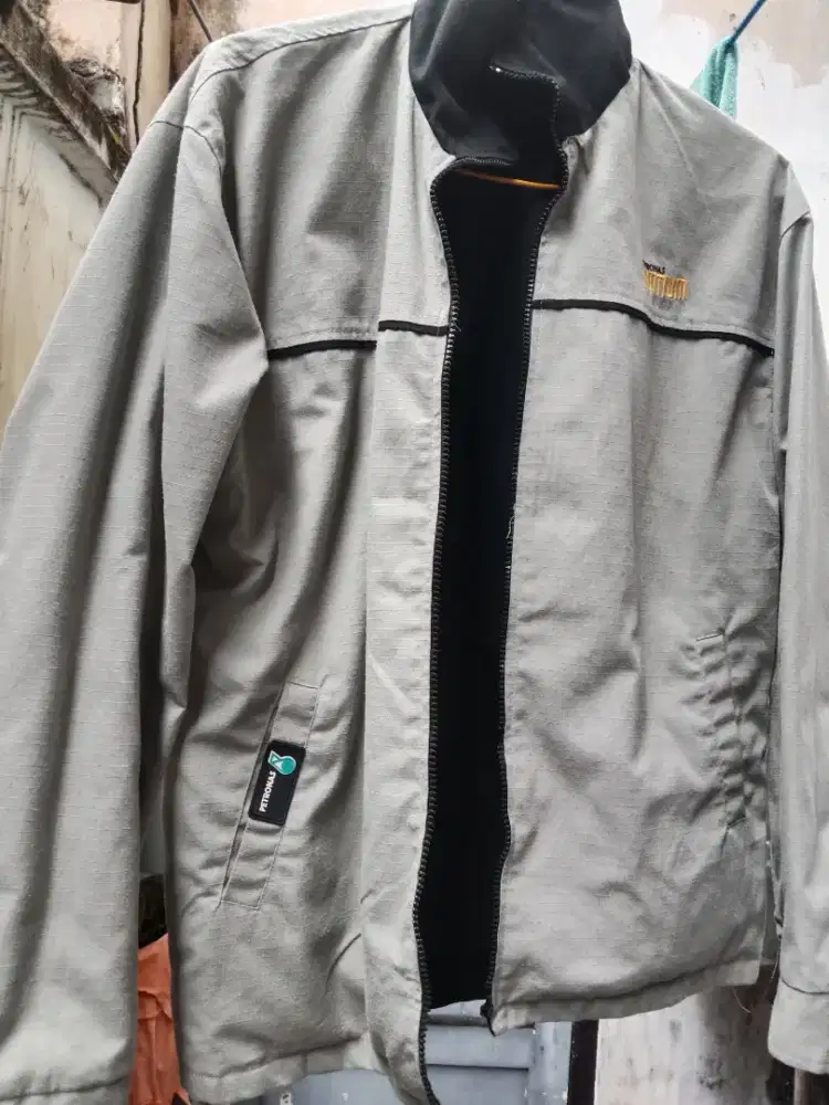 PL Jaket warna bolak balik