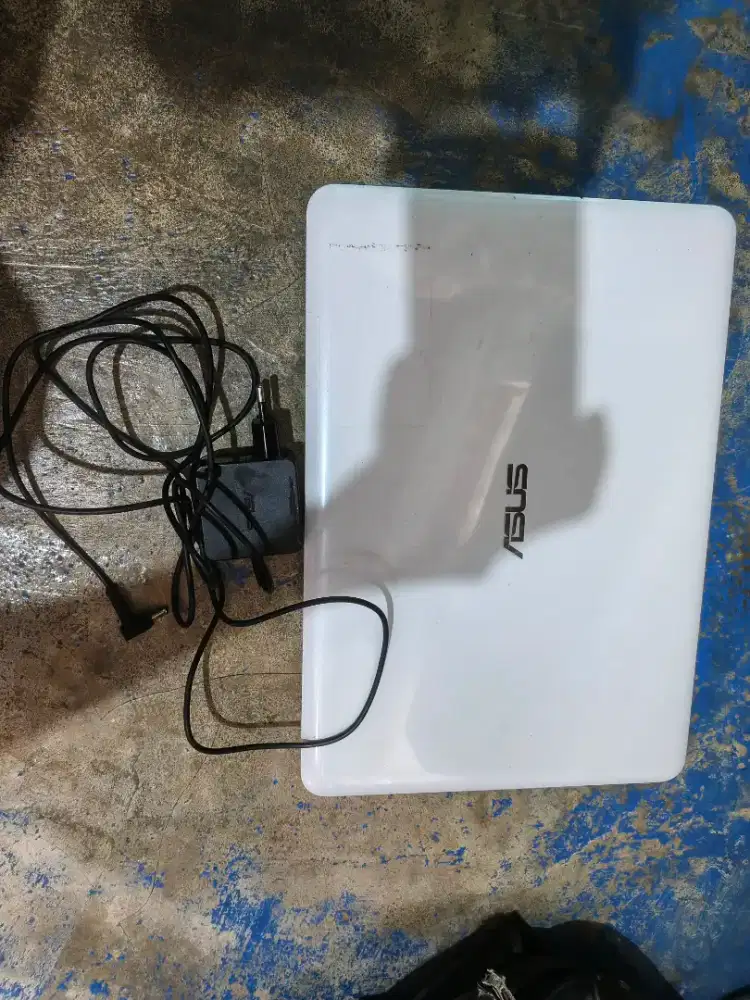 Laptop Asus putih