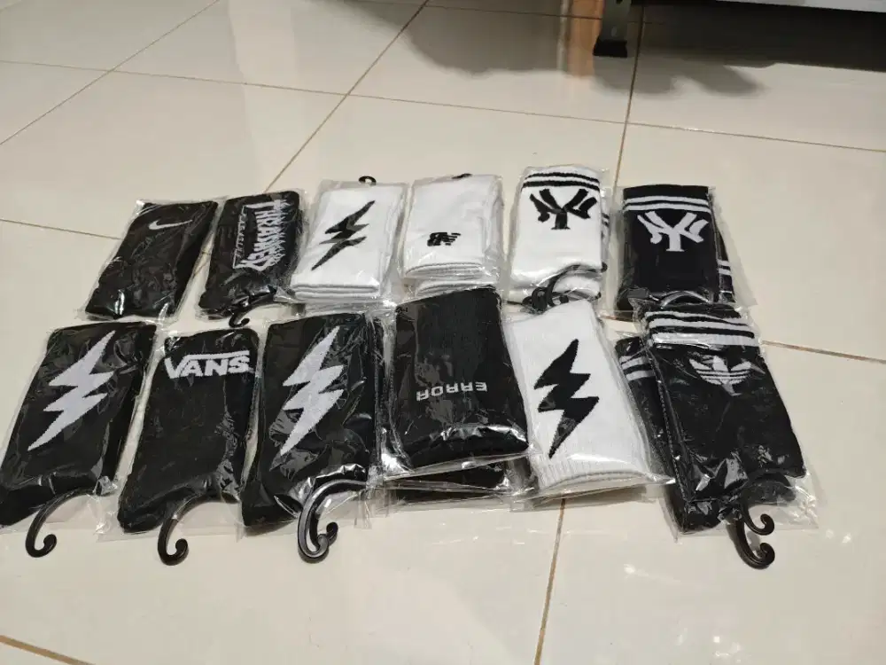 Kaus kaki hitam putih