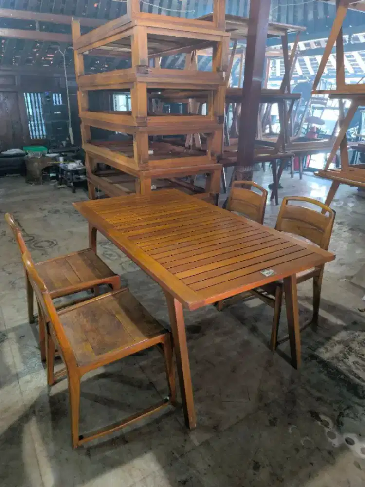Meja makan bahan kayu set 4 kursi kayu merk Piguno 
Uk 160×90×76