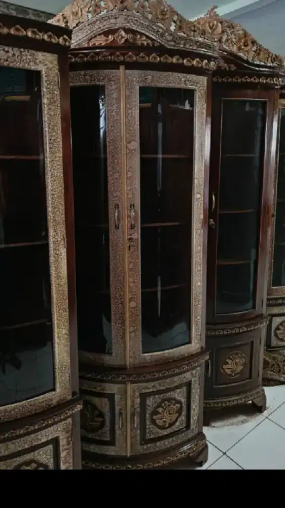 Lemari Kaca/Lemari Hias Sudut